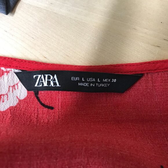 ZARA- WOMEN'S LARGE - RED FLORAL SHORT SLEEVE V NECK BUTTON UP TOP - Picture 7 of 7